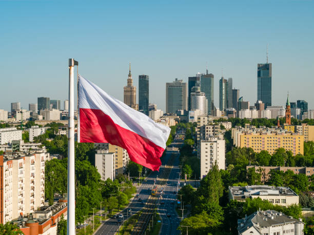 Polnische Flagge über der Skyline von Warschau